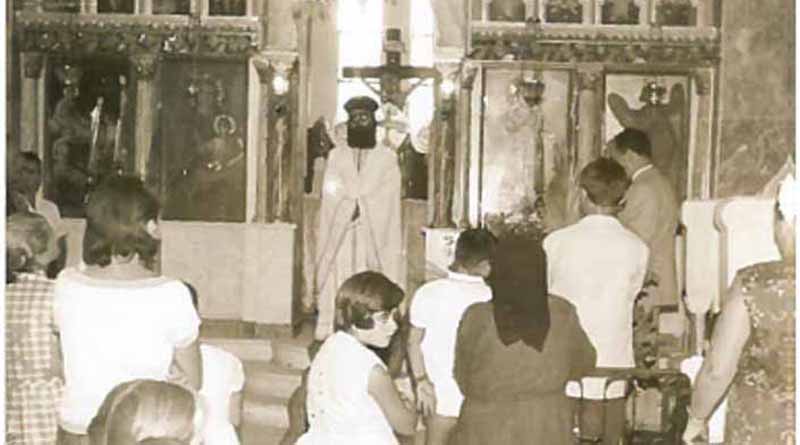 Ο Πάτερ Αθανάσιος Ψάλτης σε λειτουργία το 1967 στην Παντοβασίλισσα