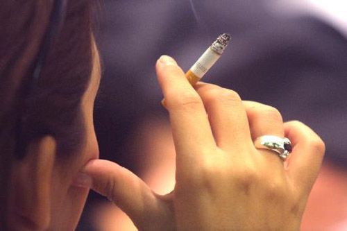 «Ωράριο» καπνίσματος σχεδιάζει το υπουργείο Υγείας για τους δημόσιους κλειστούς χώρους