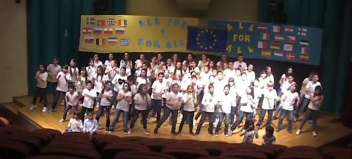 «Give Greece a chance» -Παιδιά από την Ελλάδα έστειλαν μήνυμα στους Ευρωπαίους τραγουδώντας (βίντεο)