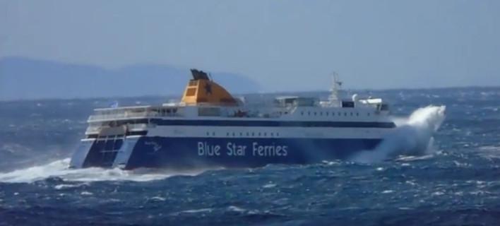 Τεράστια κύματα καταπίνουν το Blue Star Paros στο στενό Μυκόνου-Τήνου (βίντεο)