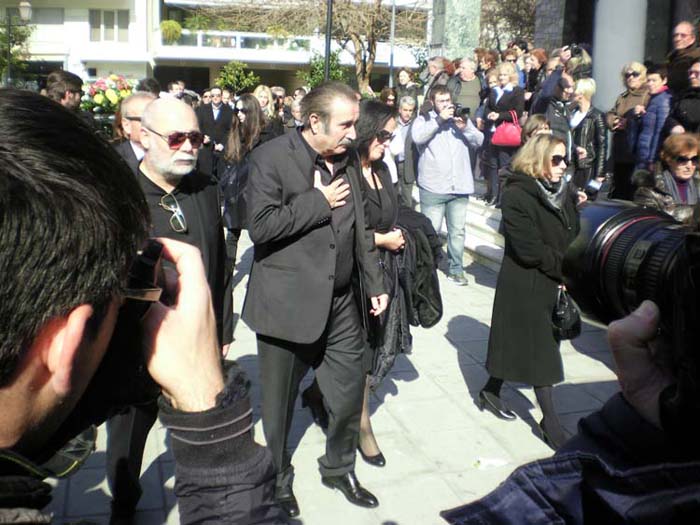 Συντετριμμένος ο Λάκης Λαζόπουλος στην κηδεία της μητέρας του