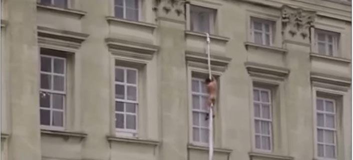 Γυμνός άνδρας δραπετεύει με σεντόνια από το Μπάκιγχαμ (βίντεο)