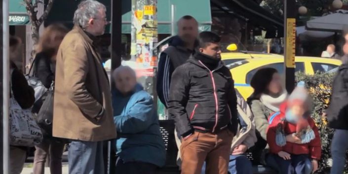 Είναι οι Έλληνες ρατσιστές; Το κοινωνικό πείραμα της Action Aid σε στάσεις λεωφορείων στο κέντρο της Αθήνας δίνει την απάντηση