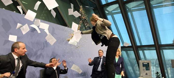 Επίθεση στον Μάριο Ντράγκι κατά την διάρκεια της συνέντευξης Τύπου της ΕΚΤ (βίντεο)