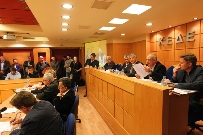 Η ΚΕΔΕ καλεί τους Δήμους να μην δώσουν τα λεφτά μέχρι το τακτικό συνέδριο