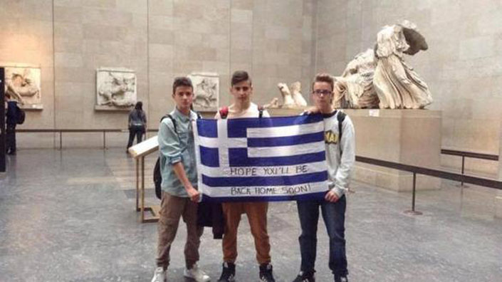 Μαθητές ύψωσαν ελληνική σημαία μέσα στο Βρετανικό Μουσείο (φωτό)