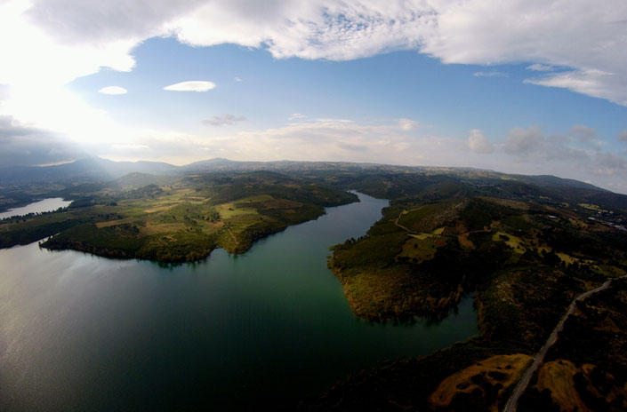 Πετώντας πάνω από τη λίμνη του Μαραθώνα (φωτό)
