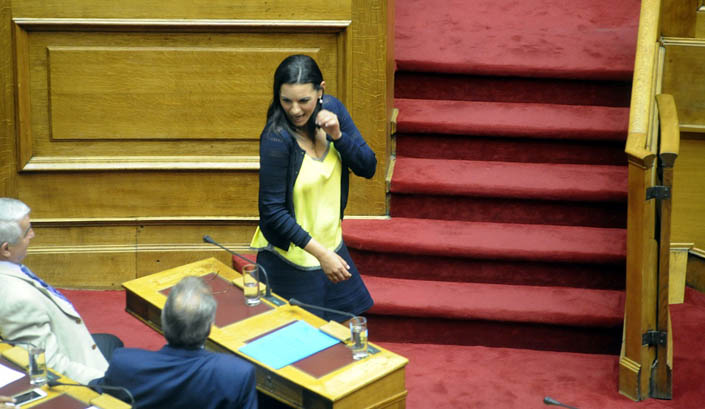 «Λύγισε» η Βουλή με το νέο σταυροπόδι της Όλγας Κεφαλογιάννη (φωτό)
