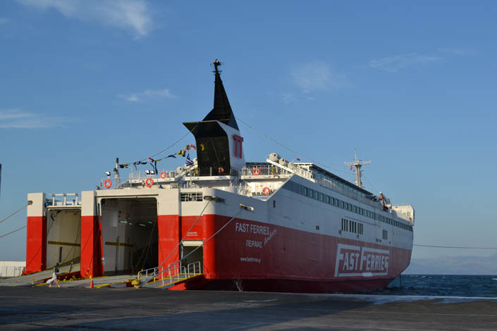 Ξεκινά η σύνδεση Σύρου – Ραφήνας με το Fast Ferries Andros