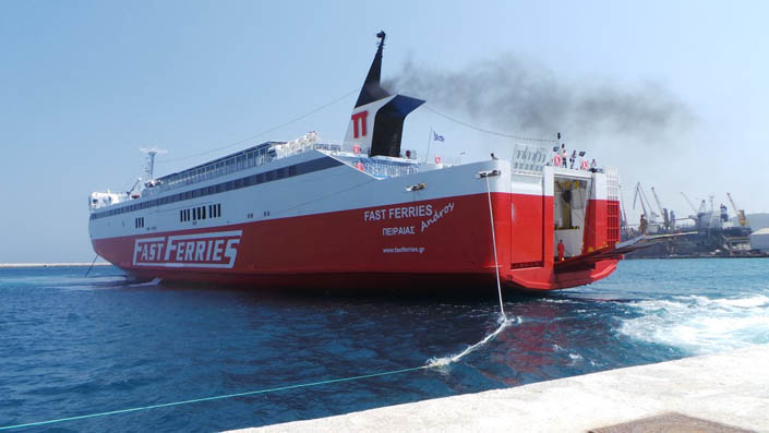 Η Σύρος υποδέχτηκε το Fast Ferries Andros. Την Τρίτη θα τελεστεί αγιασμός στο λιμάνι της Ραφήνας