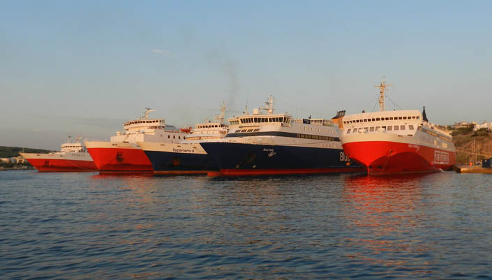Λιμάνι Ραφήνας, Παρασκευή 14 Αυγούστου. Μια ραψωδία σε κυανο-κόκκινη απόχρωση