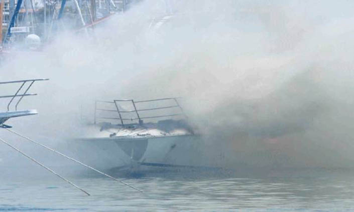 Πυρκαγιά σε σκάφος 26 μέτρων στην Μαρίνα Αλίμου – Δύο τραυματίες!