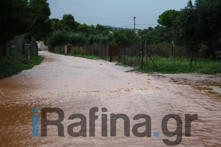Πλημμύρισαν οι δρόμοι στη Ραφήνα (φωτό)