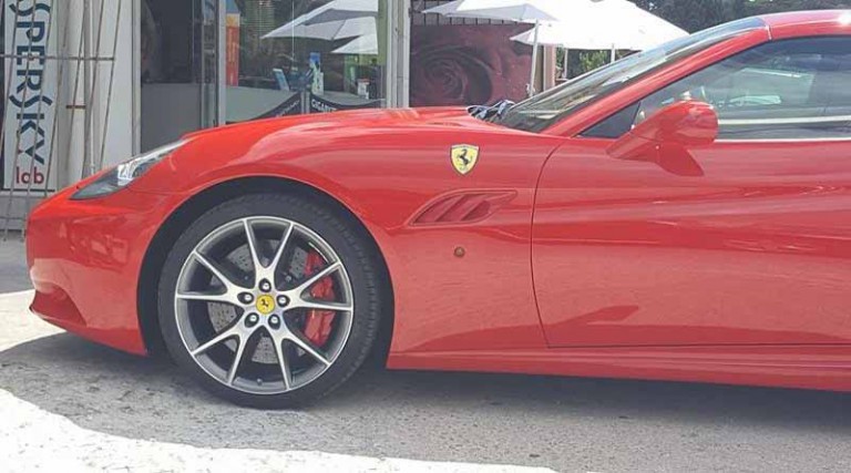 Έδωσε 85.000 ευρώ για μια Ferrari που μεταβιβάστηκε σε άλλον!