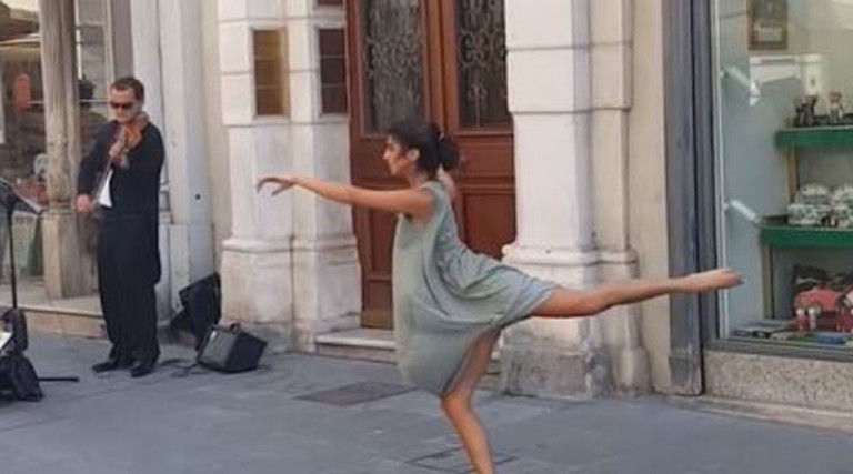 Μπαλαρίνα χορεύει στην μουσική πλανόδιου βιολιστή στην Ιταλία και αφήνει τους πάντες άφωνους