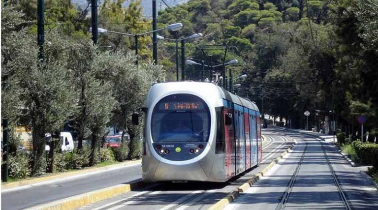Σφοδρή σύγκρουση τραμ με ταξί στο κέντρο του Πειραιά