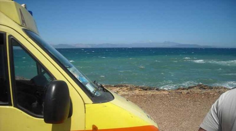 Τραγωδία: Τουρίστρια πέθανε στην παραλία περιμένοντας το ασθενοφόρο!