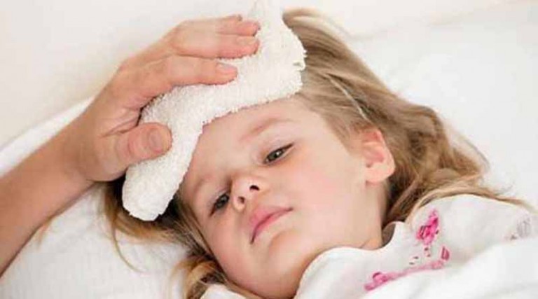 Τρεις φυσικοί τρόποι να ρίξετε τον πυρετό του παιδιού
