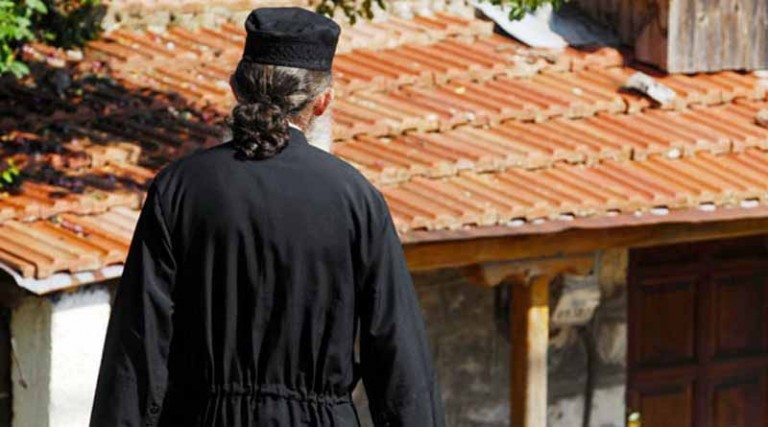 Συνελήφθη 49χρονος ιερέας – Τουρίστας καταγγέλλει ότι τον άλειψε γυμνό με λάδι!