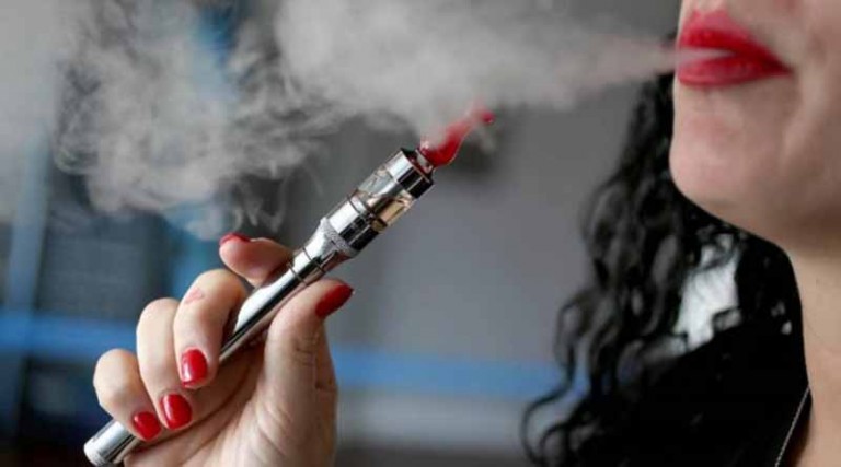 Ηλεκτρονικό τσιγάρο: Κίνδυνος πνευμονοπάθειας ακόμα και με ελαφρύ άτμισμα λένε οι επιστήμονες