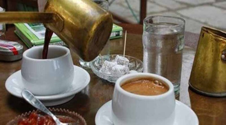«Πικρός» ο καφές για τους Έλληνες: Έρχονται αυξήσεις στην τιμή του μετά το Πάσχα