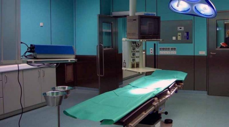 15 χειρουργικές γάζες «ξέμειναν» στη μήτρα 49χρονης – Γολγοθάς χωρίς τέλος (video)