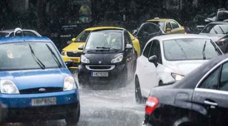 Κόλαση στους δρόμους της Αττικής λόγω της βροχής