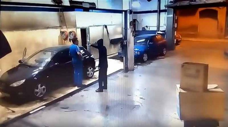 Υπάλληλος πλυντηρίου αυτοκινήτων τιμωρεί κλέφτη με τον πιο απίστευτο τρόπο (video)