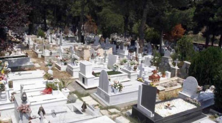 Κορονοϊός: Τι βρίσκεται πίσω από τις μαζικές αιτήσεις για εκταφές νεκρών