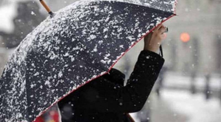Καιρός: Βροχές, χιονοπτώσεις και τσουχτερό κρύο τη Δευτέρα – Η πρόγνωση για την Αττική