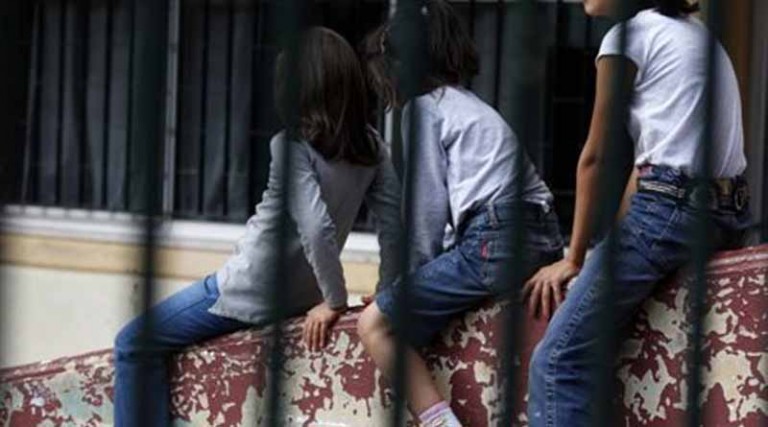 Ανάβυσσος:Προκλητικά αμετανόητος ο δάσκαλος που έστελνε ερωτικά μηνύματα σε 9χρονες – «Τα κορίτσια με προσέγγισαν»