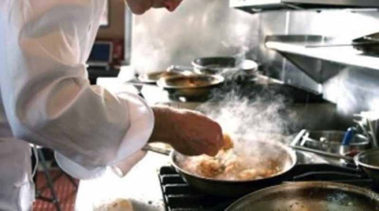 Κορυφαίος chef αποκαλύπτει 5 λάθη που κάνεις στην κουζίνα και καταστρέφουν τις συνταγές σου