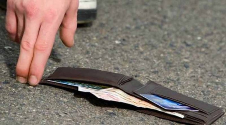 Εργαζόμενος στην καθαριότητα παρέδωσε πορτοφόλι με 1.500 ευρώ