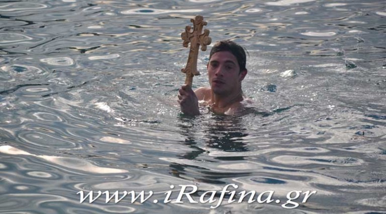 Ο γοητευτικός πολίστας που πιάνει τα τελευταία δύο χρόνια τον Σταυρό στη Ραφήνα! (φωτό)