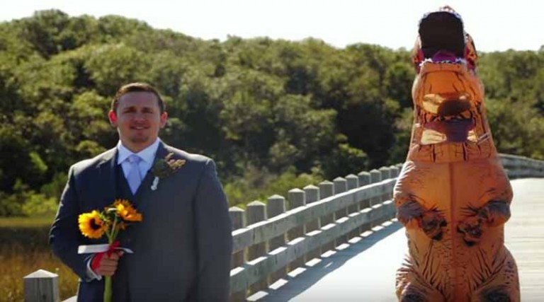Η απίθανη… στολή της νύφης και η αντίδραση του γαμπρού (βίντεο)