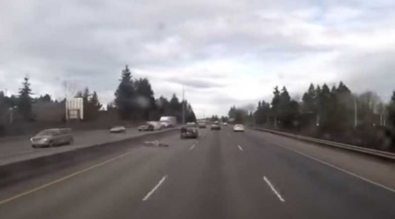 Ο απίστευτος τρόπος που μοτοσικλετιστής αποφεύγει μοιραία πτώση μετά από τροχαίο (βίντεο)