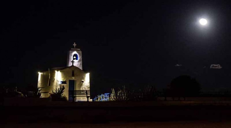 Tο φεγγάρι λάμπει πάνω από τον Άγιο Νικόλαο