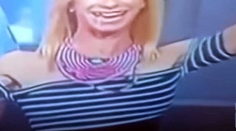 Παρουσιάστρια χάνει το δόντι της οn air! (βίντεο)