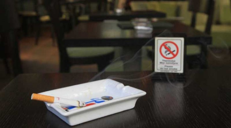 Τι ισχύει για τον αντικαπνιστικό νόμο – Τα πρόστιμα για τον καπνιστή και τον καταστηματάρχη