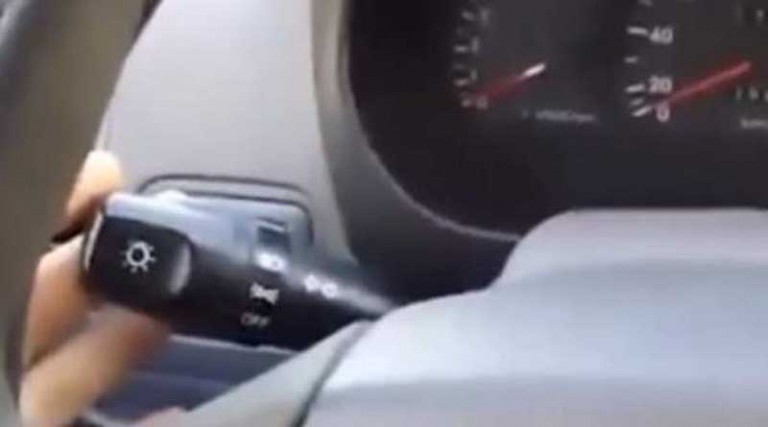 Αγανακτισμένος οδηγός εξηγεί πώς λειτουργούν τα.. φλας του αυτοκινήτου και γίνεται viral! (βίντεο)