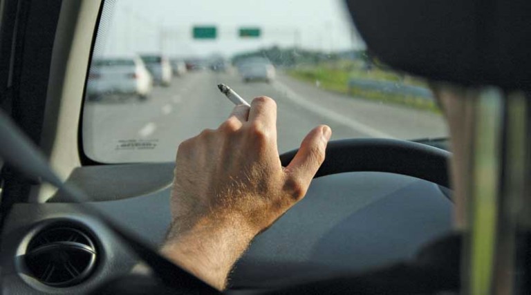 Για ποιον λόγο δεν πρέπει να καπνίζουμε μέσα στο αυτοκίνητο – Το λάθος που θα μας στοιχίσει χρήματα
