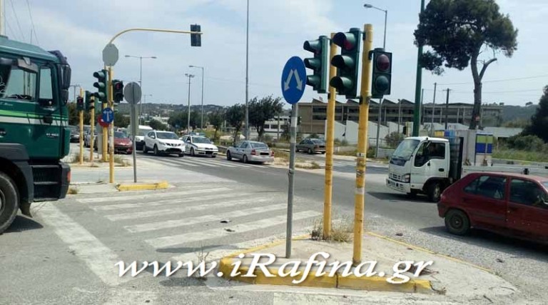 Ραφήνα: Έπεσαν τσιμέντα από φορτηγό στη Λεωφόρο Μαραθώνος!