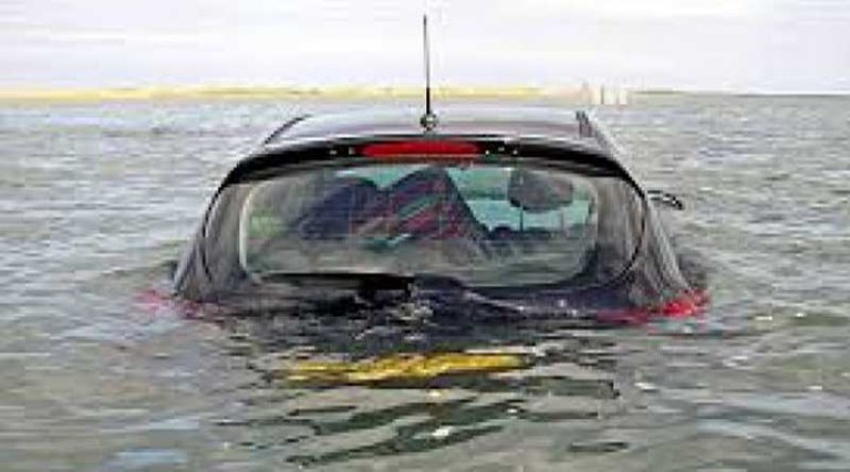 Πήγε να πάρει το αυτοκίνητο και το βρήκε στη θάλασσα!