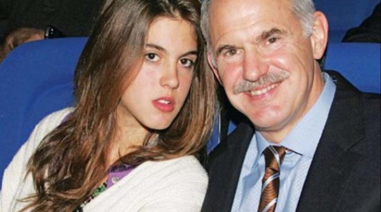 Η κόρη του Γιώργου Παπανδρέου είναι full in love! Αγκαλιά με τον σύντροφό της σε πάρτι στην Κρήτη (φωτό)