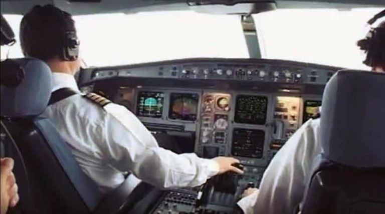 «Αυτά δεν γίνονται ούτε στα παραμύθια» – Ρεσιτάλ πιλότου σε πτήση από Σαντορίνη στα Σπάτα (βίντεο)