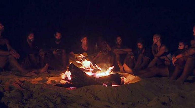 Ο Σάκης Ρουβάς στην παραλία με τους παίκτες του Survivor (φωτό & βίντεο)