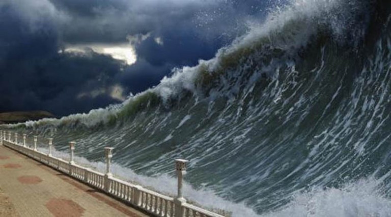 Ποιες περιοχές στην Ελλάδα κινδυνεύουν από τσουνάμι – Οι περιπτώσεις όπου οι πολίτες δεν πρέπει να περιμένουν το «112» για να απομακρυνθούν