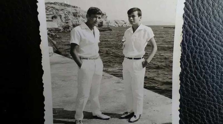 O Λευτέρης Ραφτόπουλος με το φιλαράκι του Θωμά Αραπκιλή το 1964!