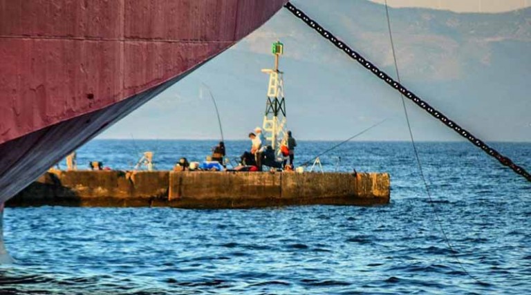 Λιμάνι Ραφήνας: Οι ψαράδες του φάρου