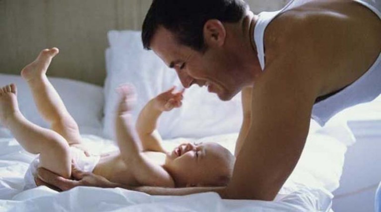 Άδεια τοκετού 14 ημερών για τους νέους πατέρες –  Τι θα ισχύει για τις αποδοχές